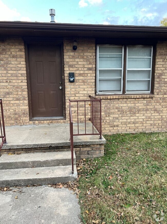 Building Photo - 2 bedrooms, 1 bath duplex