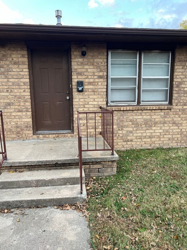 Primary Photo - 2 bedrooms, 1 bath duplex