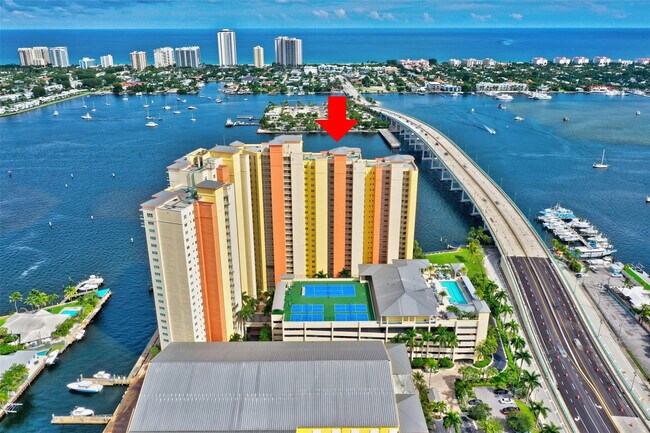 Building Photo - 2640 Lake Shore Dr