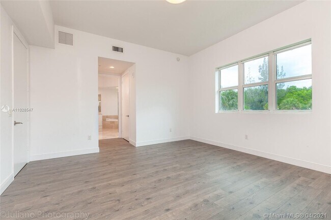 Building Photo - 15051 Royal Oaks Ln
