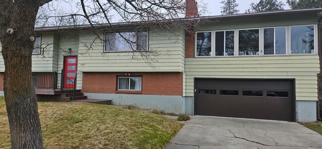 Building Photo - 4-Bedroom Retreat in Medical Lake - 2 Baths & 2,454 Sq/Ft Half Month Rent Free!