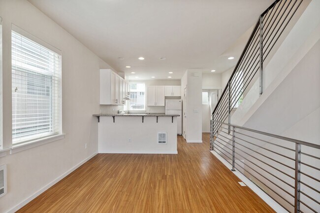 Building Photo - 3025 21st Ave W