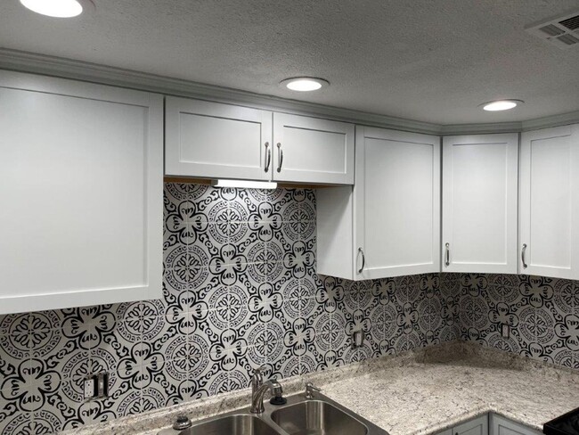Building Photo - Pets OK! Moore Schools, 2 bed 2 full bath ...