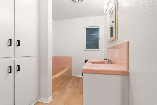 Building Photo - 5651 N Bryn Mawr St