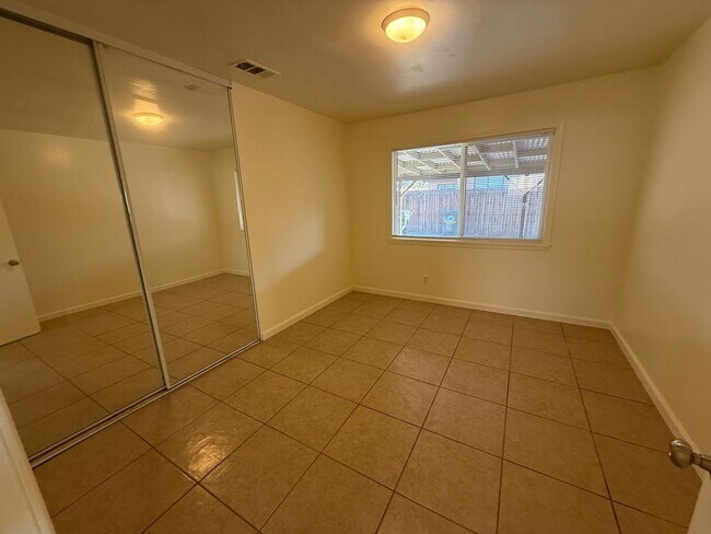 Building Photo - 4 Bedrooms, 2 Baths, Victorville Home in Tatum Track