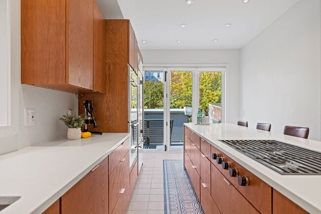 Building Photo - Gorgeous, Spacious 4BR with Updated Kitche...