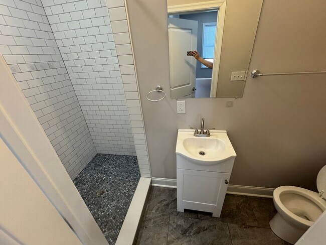 Building Photo - 1530 N Sydenham St