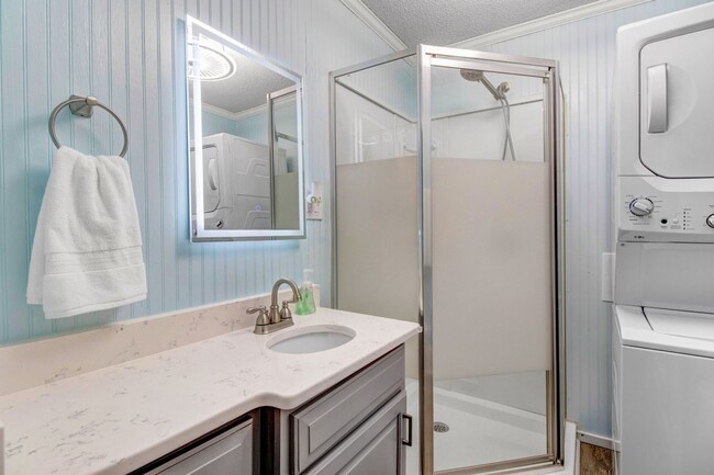 Building Photo - *FOR RENT* Beautifully Updated Home in Pri...