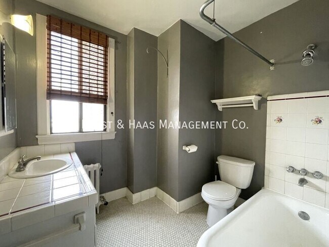 Building Photo - 315 W 3rd St