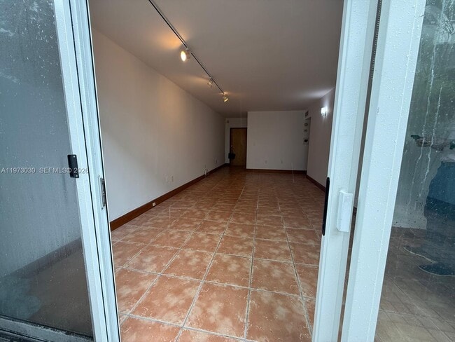 Building Photo - 2539 S Bayshore Dr