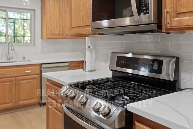 Building Photo - Stunning 3bd Home with Private Outdoor Oasis