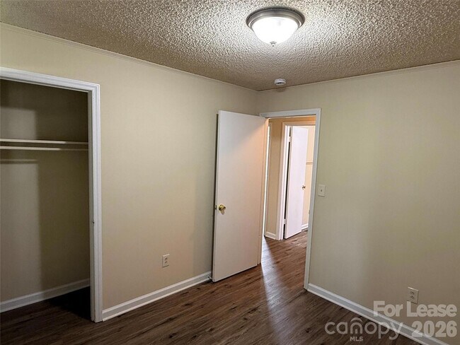 Building Photo - 2220 Laburnum Ave