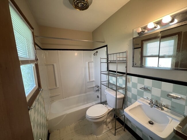 Building Photo - 207 N Mulberry St