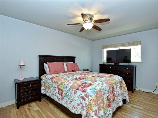 Building Photo - 1513 Travis Heights Blvd