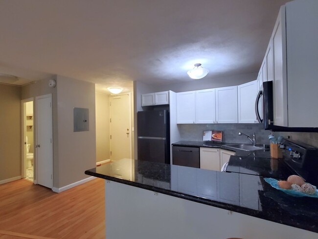 Building Photo - Remodeled Waikiki Condo!