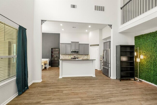 Building Photo - 9850 Guadalupe St