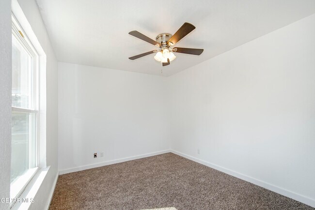 Building Photo - 908 Los Pinos Way