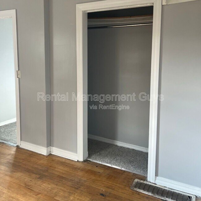 Building Photo - 2110 Fremont Ave N