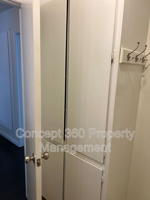 Building Photo - 13525 3/4-13524 Village Dr