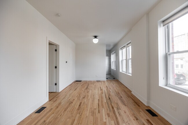 Building Photo - 3051 W Medill Ave