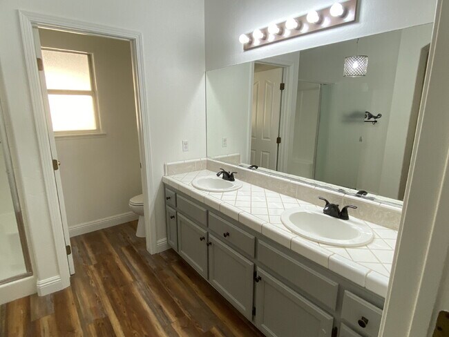 Building Photo - 4 Bed, 2 Bath beautiful home with pool