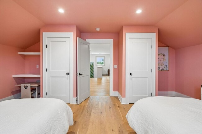 Building Photo - Beautiful 5 Bedroom Marshside Home