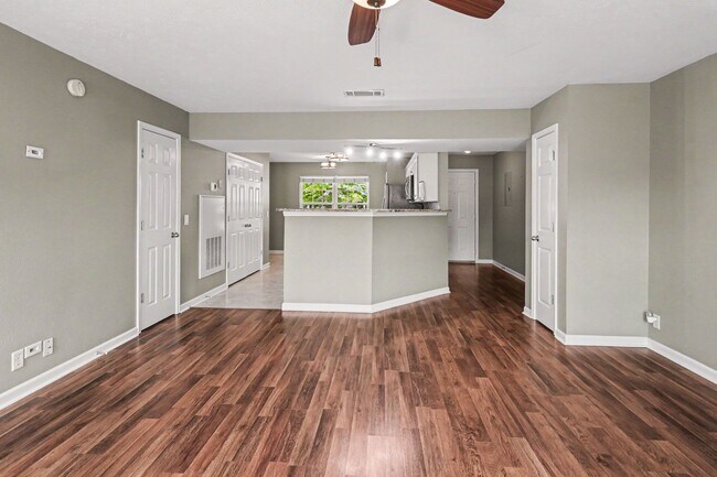Building Photo - Charming Townhome near Percy Priest