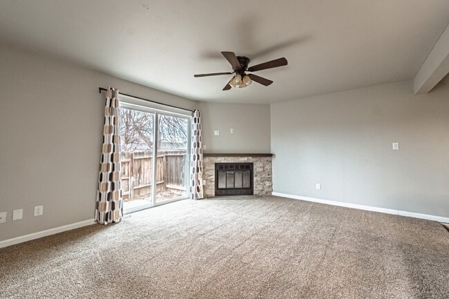 Building Photo - Beautiful Townhome with 3bedrooms and 3 bathrooms, and 1 car garage for rent.