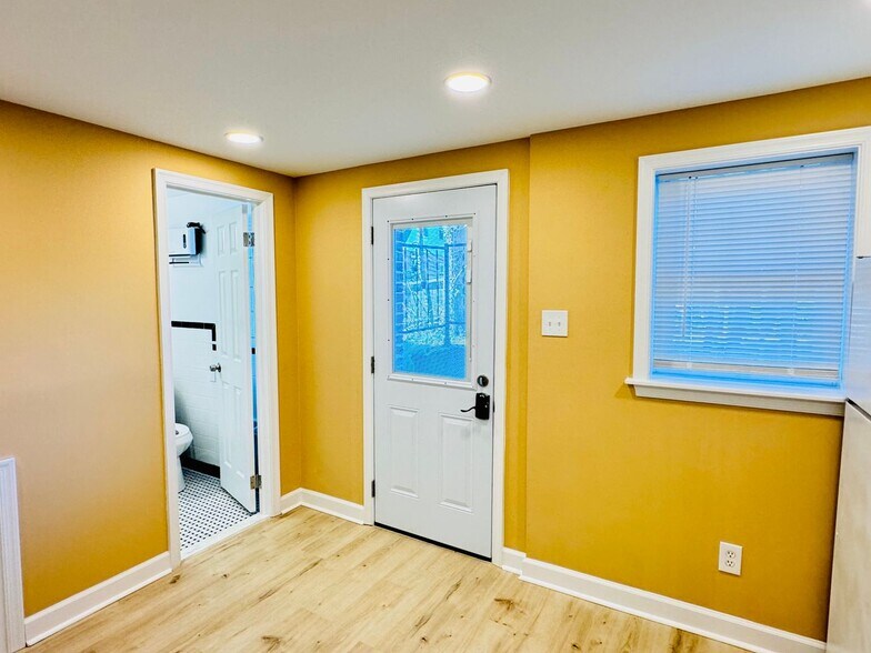 Building Photo - 816 Greenwood Cir