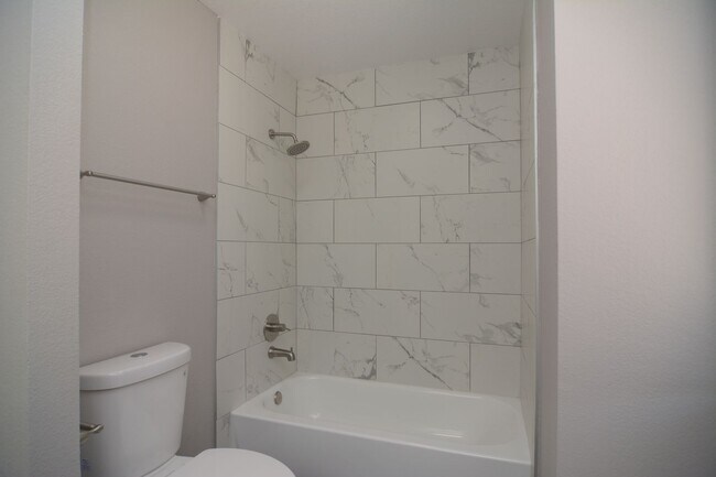 Building Photo - Remodeled 3 Bedroom 2.5 Bath House! West T...