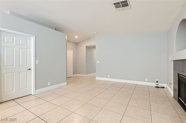Building Photo - 924 Clubview Dr