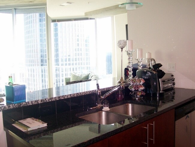 Building Photo - Fabulous Uptown View from 33rd Story Suite