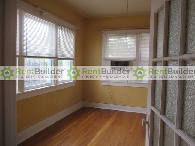 Building Photo - 103 Maple St NE