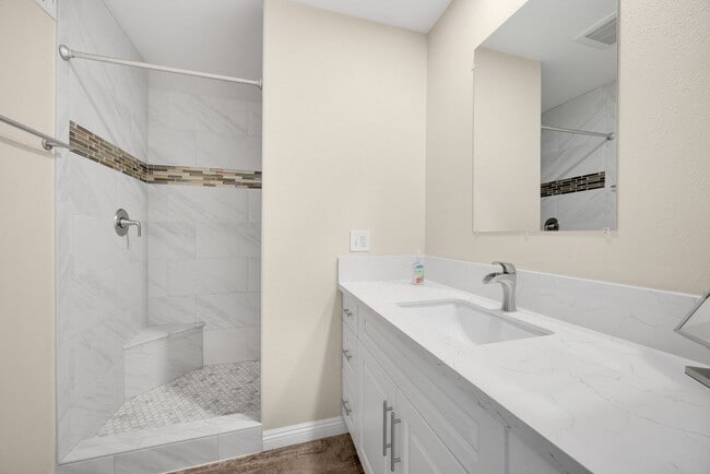 Building Photo - Adorable 4 Bed / 2 Bath Single Family Home