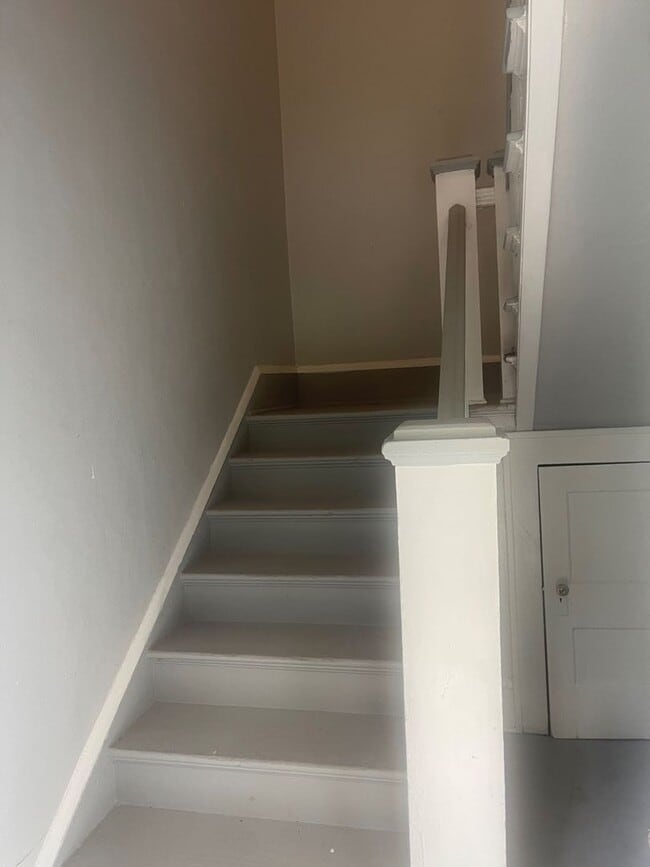 Building Photo - Duplex with Garage Apartment