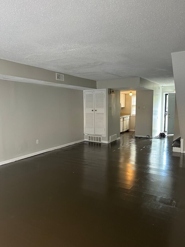 Building Photo - Townhome