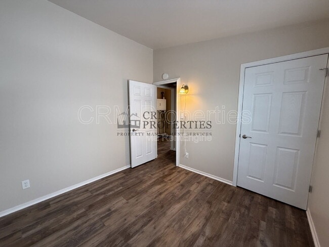 Building Photo - 1004 E Cornell Rd