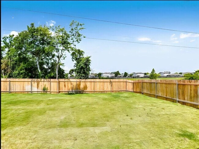 Building Photo - 109 Fairmeadow Downs Dr