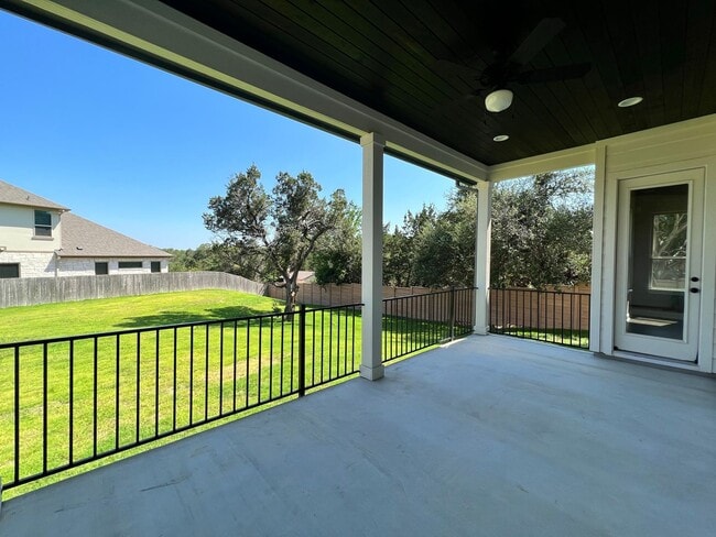 Building Photo - Georgeous 5-Bedroom in the Three Points Community