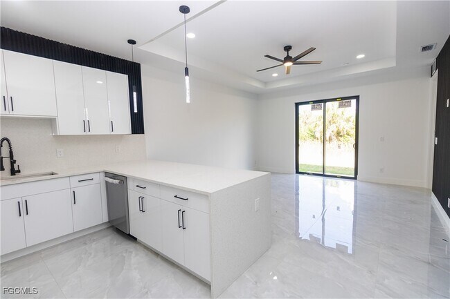 Building Photo - 843 Duplex St E