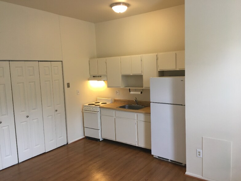 Building Photo - 15 E Read St