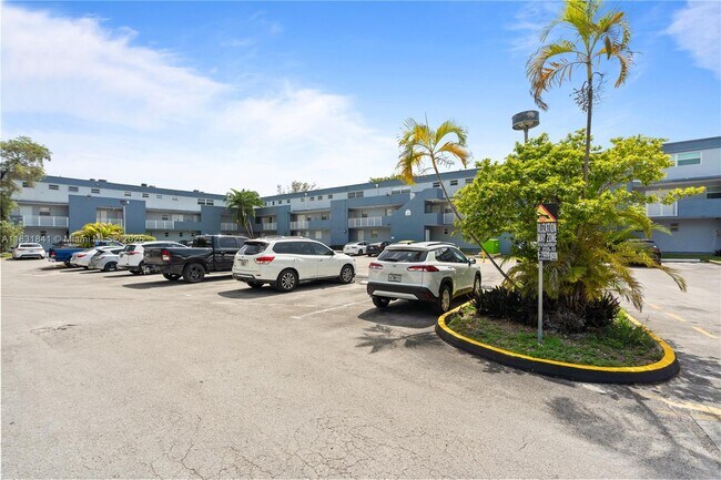 Building Photo - 9373 Fontainebleau Blvd