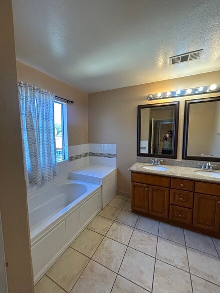 Building Photo - 12021 Elliott Ave