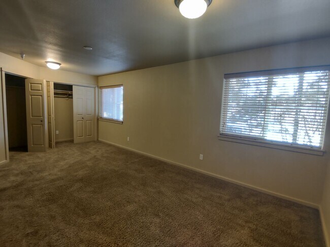 Building Photo - NW 3x2 townhome with primary bedroom on the main level