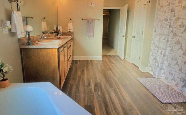 Building Photo - 820 Oak Aly