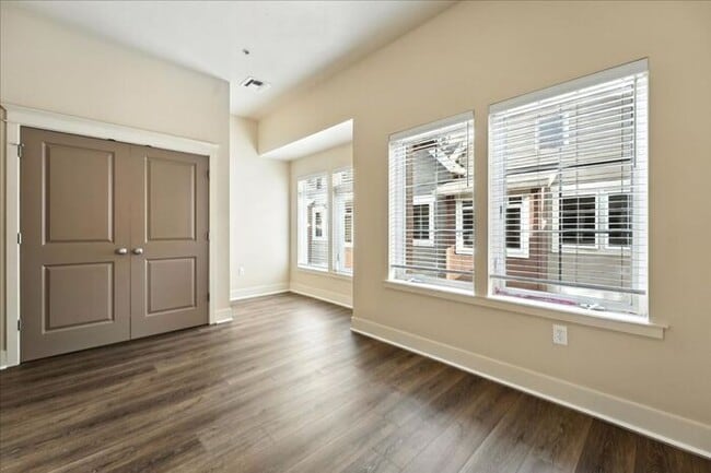 Building Photo - Versatile Townhome: Perfect for Live/Work ...
