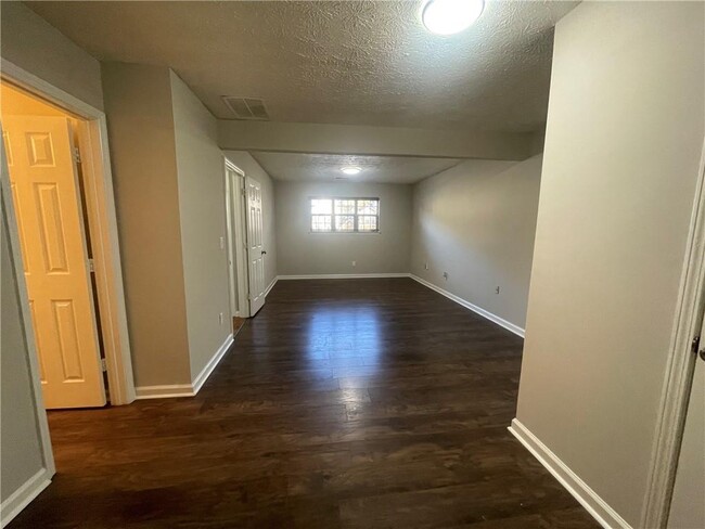Building Photo - 3015 Cascade Manor Dr