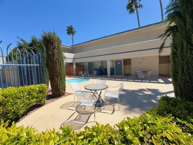 Building Photo - 2b2b TownHouse $1620