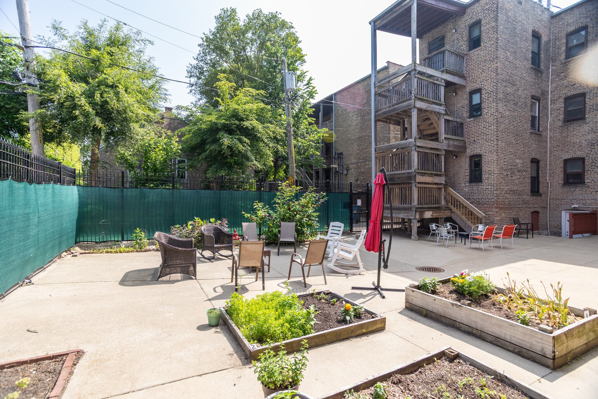 Share patio - 3149 W Lyndale St