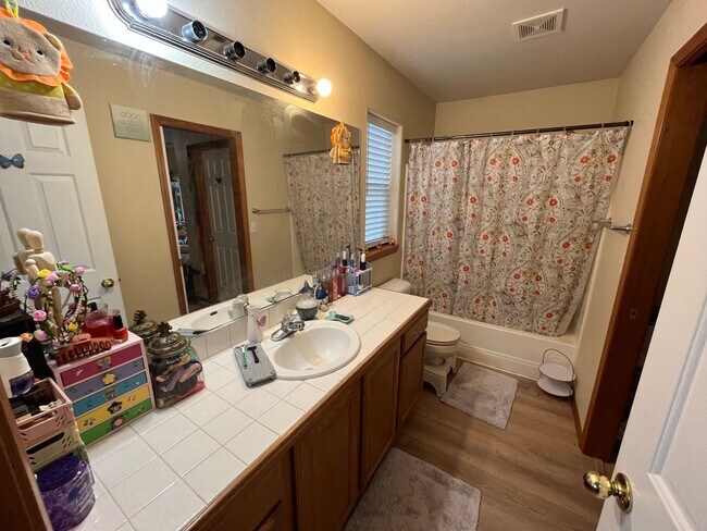 Building Photo - Beautiful 3 Bed, 2.5 Bath House in Central...